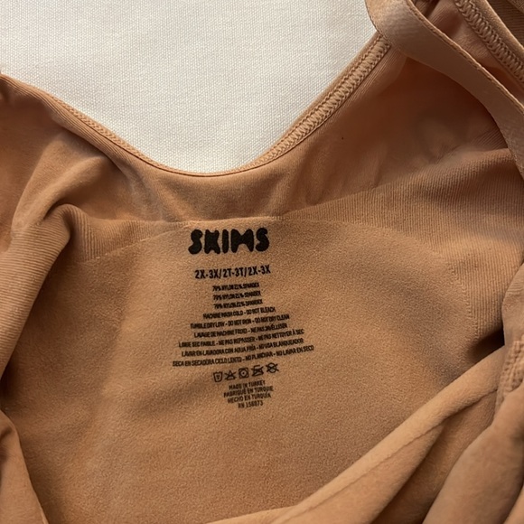 SKIMS SEAMLESS SCULPT MID THIGH BODYSUIT - Picture 2 of 3